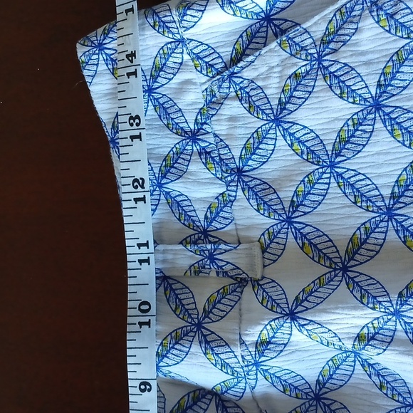 Vineyard Vines- Ocean Reef Leaf Shorts - Picture 4 of 5